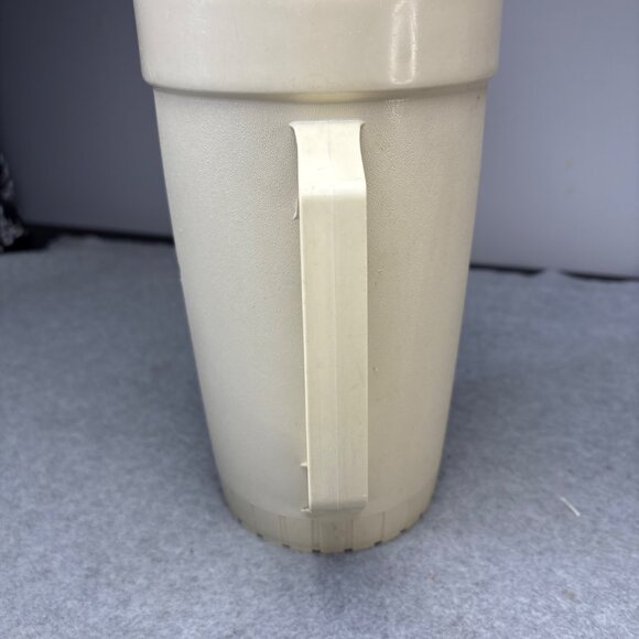 Tupperware Almond Harvest Gold Beige 800-8 1 Qt Pitcher with Lid & Insert Vintag - Picture 8 of 13